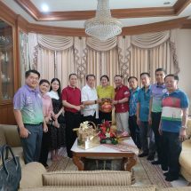 นายกสมาคมนักเรียนเก่านวลนรดิศนำคณะเข้าอวยพรวันเกิดนายเสรี สุวรรณภานนท์อดีตสมาชิกวุฒิสภาในโอกาสครบรอบ70ปี