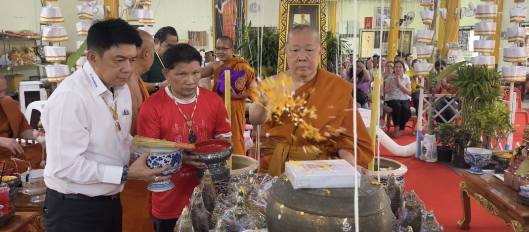 ฮือฮา ! ลูกศิษย์ดาราศิลปินร่วมพิธีพุทธาภิเษกหลวงปู่ทวดเนื่องในโอกาสเจริญอายุวัฒนะมงคล66ปีพระอาจารย์แดงเกจิดังเมืองกรุงเก่ามีจับรางวัลไฟโซล่าเซลล์สนับสนุนโยบายรัฐบาล