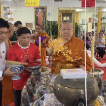 ฮือฮา ! ลูกศิษย์ดาราศิลปินร่วมพิธีพุทธาภิเษกหลวงปู่ทวดเนื่องในโอกาสเจริญอายุวัฒนะมงคล66ปีพระอาจารย์แดงเกจิดังเมืองกรุงเก่ามีจับรางวัลไฟโซล่าเซลล์สนับสนุนโยบายรัฐบาล