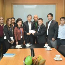 วิชิต-จารุณี ชินวงศ์วรกุล ประธานบริหาร บริษัท ชินวงศ์ ฟู้ด ผู้ผลิตและส่งออกผลไม้แปรรูปอบแห้งรายใหญ่ของไทย มอบเงิน 200,000 บาท ให้กับสมาคมช่างภาพข่าวสื่อมวลชนฯ เป็นทุนการศึกษา 2569