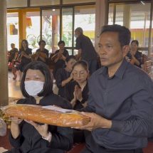 สุดอาลัยส่ง “น้องกอล์ฟ” ครั้งสุดท้าย พ่อดีใจตำรวจจับมือยิงได้แล้ว ลั่นลูกไม่ตายฟรี