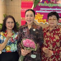 อบอุ่นหัวใจ นายก อบจ.โคราช กราบขอพร ยายทองม้วน 91 ปี อายุมากที่สุดในบ้านธรรมปกรณ์ฯ สืบสานรดน้ำดำหัววันผู้สูงอายุ