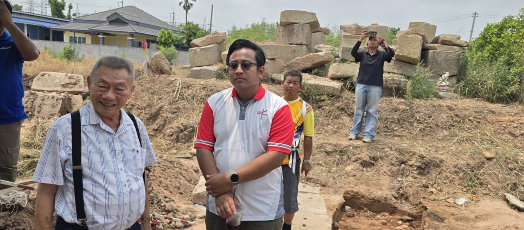 ฮือฮา ขุดพบ “กู่ปราสาทหินทราย” กลางหมู่บ้านจัดสรรโคราช นักโบราณคดีชี้อายุกว่า 800-1,000 ปี คาดเป็นศาสนสถานฮินดู