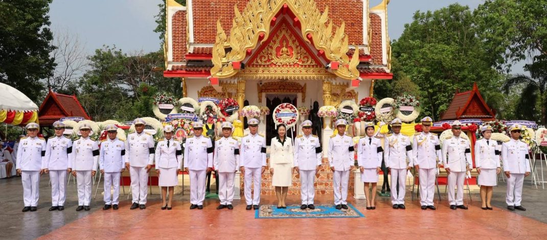 อบจ.เพชรบูรณ์ ร่วมพิธีวางพวงมาลาถวายราชสักการะพระบรมราชานุสาวรีย์สมเด็จพระนเรศวรมหาราช เนื่องใน “วันคล้ายวันสวรรคต“