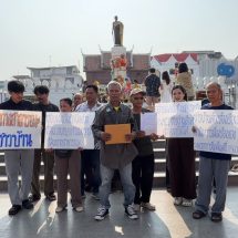 ชาวบ้านภูหลวงถือป้ายประท้วงลานย่าโม ทวงคืน “ซอยขนมจีน” ร้อง ป.ป.ช. สอบปมโฉนดรุกทางสาธารณะ เดือดร้อนยาวตั้งแต่ปี 60