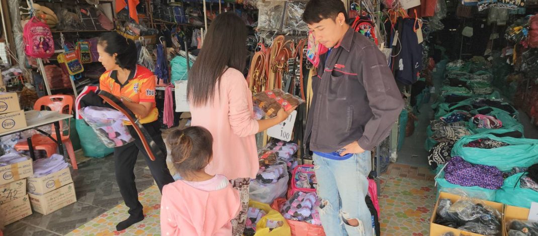 บุรีรัมย์ ผู้ปกครองอลหม่านซื้อชุดนักเรียนคนชายแดนหนักสุดเงินไม่พอ