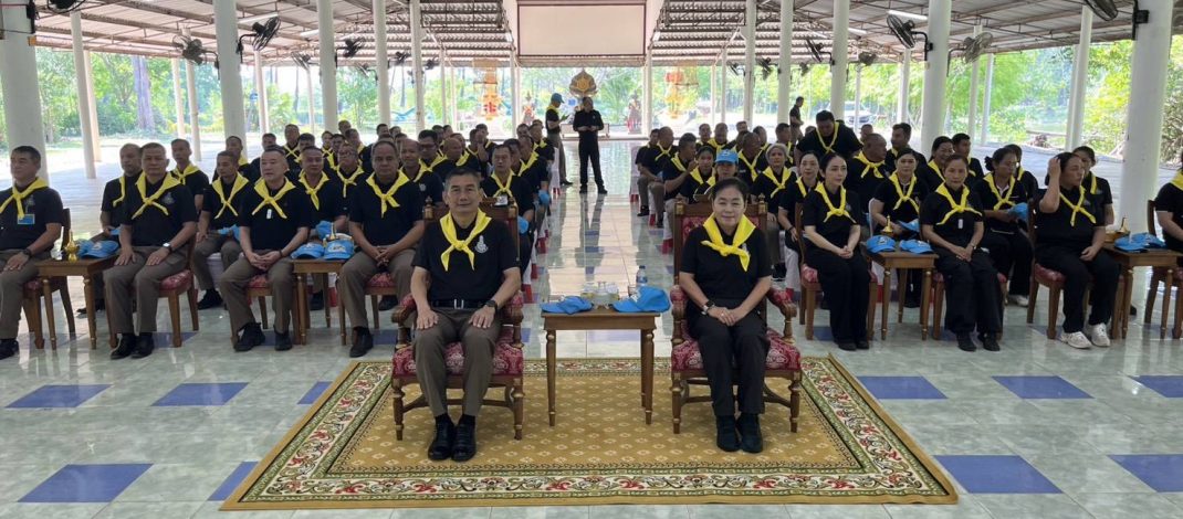 ผู้การโคราช นำตำรวจ–แม่บ้านตำรวจ ปฏิบัติธรรมและทำกิจกรรมจิตอาสา ถวายเป็นพระราชกุศลแด่ในหลวง