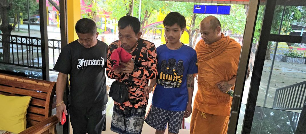 ระทึก ชาวบ้านช่วยกันจับโจรย่องขโมยของวัด ก่อนพามอบตัวต่อหน้าเจ้าอาวาส สุดท้ายได้รับโอกาสครั้งใหม่