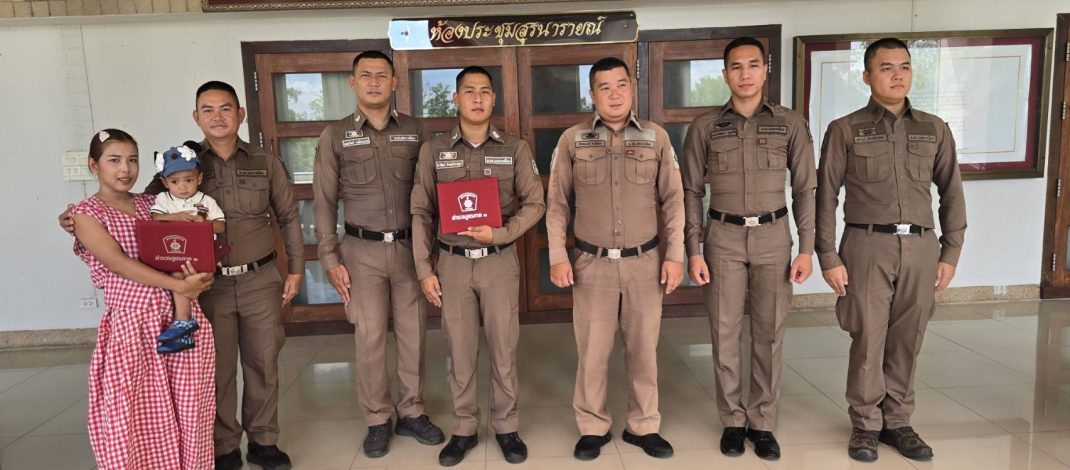 บิ๊กหนุ่มภาค 3 มอบเกียรติบัตร 6 ตำรวจ สภ.หมูสี ฮีโร่ช่วยชีวิตชายหัวใจหยุดเต้นกลางโรงพัก ชาวเน็ตแห่ชื่นชม