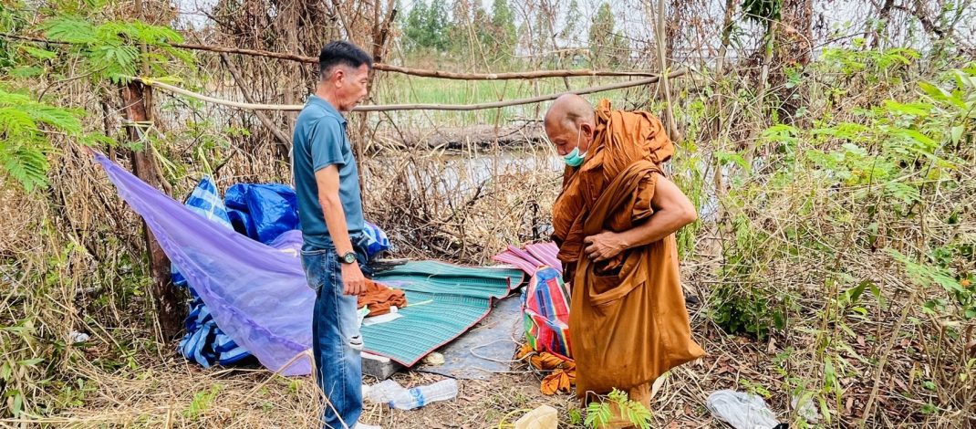 ตำรวจพระอินทร์ราชาบุกทลายแคมป์พระสงฆ์ปลอม รวบคาผ้าเหลืองได้ 4 คน