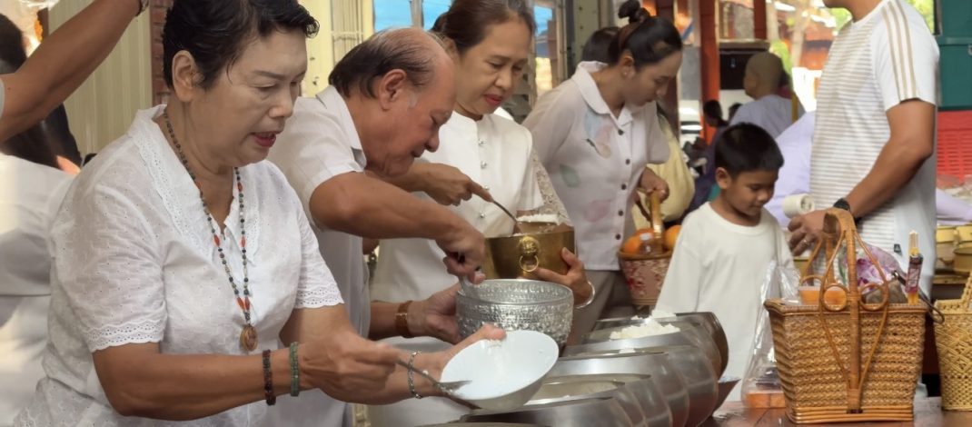 พุทธศาสนิกชน หลั่งไหลทำบุญ วันวิสาขบูชา ณ วัดใหญ่ชัยมงคลวรวิหาร