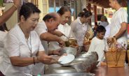 พุทธศาสนิกชน หลั่งไหลทำบุญ วันวิสาขบูชา ณ วัดใหญ่ชัยมงคลวรวิหาร