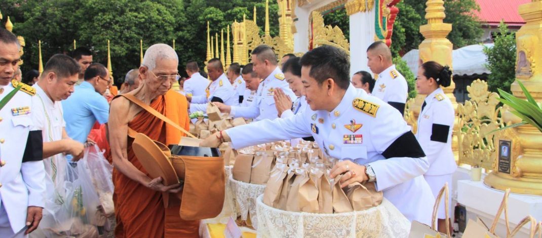 จังหวัดร้อยเอ็ด จัดพิธีเจริญพระพุทธมนต์และตักบาตรถวายพระราชกุศล แด่สมเด็จพระนางเจ้ารำไพพรรณี พระบรมราชินี ในรัชกาลที่ 7