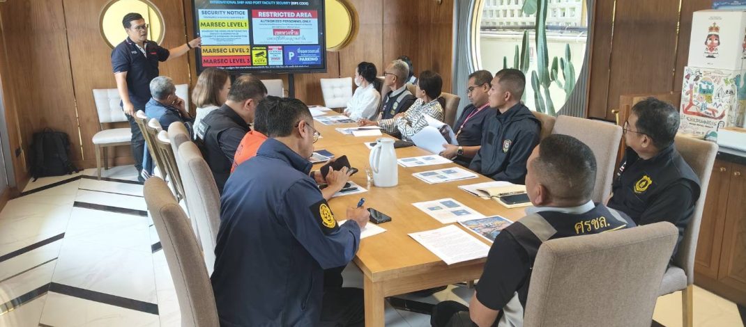 ศรชล.จว.สฎ.จัดประชุมเตรียมความพร้อม ในการฝึกซ้อมแผนเผชิญเหตุและตอบโต้ผู้ก่อการร้ายปล้นสะดมยึดเรือบรรทุกสินค้า เขตชายฝั่งทะเลจังหวัดสุราษฎร์ธานี