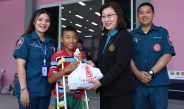 มูลนิธิป่อเต็กตึ๊ง สนับสนุนค่าพาหนะ และสิ่งของ ให้แก่ ผู้รับขาเทียม ช่างและอาสาสมัคร ในโครงการออกหน่วยทำขาเทียม พระราชทานเคลื่อนที่ ครั้งที่ 177 จังหวัดอุบลราชธานี
