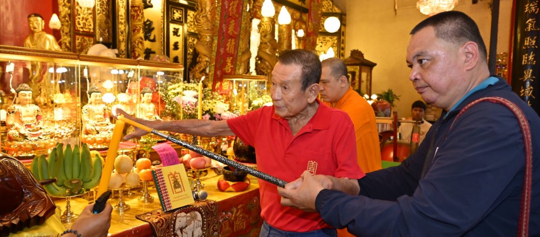 มูลนิธิป่อเต็กตึ๊ง ประกอบพิธีจุดเทียนเปิดงานฉลองบรรลุธรรมหลวงปู่ไต้ฮง ประจำปี 2569 ณ ศาลเจ้าไต้ฮงกง มูลนิธิป่อเต็กตึ๊ง พลับพลาไชย พร้อมเชิญชวนสาธุชน ร่วมงานฉลองวันบรรลุธรรม ในวันปฐมฤกษ์ “25 พฤษภาคม 2569” เปิดศาลเจ้าไต้ฮงกงหยกขาว เฉลิมพระเกียรติ 72 พรรษา ถนนเจริญราษฎร์ เขตสาทร กรุงเทพฯ