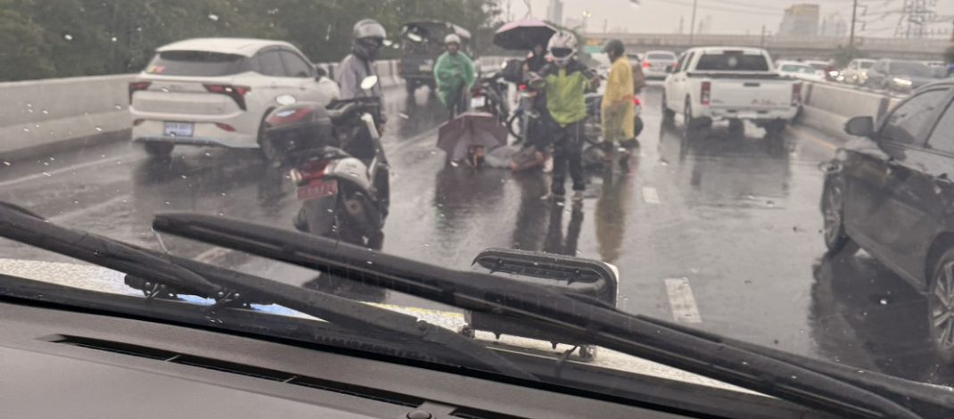 ระทึก! ฟ้าผ่ากลางสะพานยกระดับรัชวิภา หนุ่มขี่ จยย. ฝ่าสายฝนบาดเจ็บสาหัส