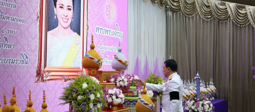 อบจ.เพชรบูรณ์ ร่วมพิธีถวายเครื่องราชสักการะและจุดเทียนถวายพระพรชัยมงคล เนื่องในโอกาสวันเฉลิมพระชนมพรรษา