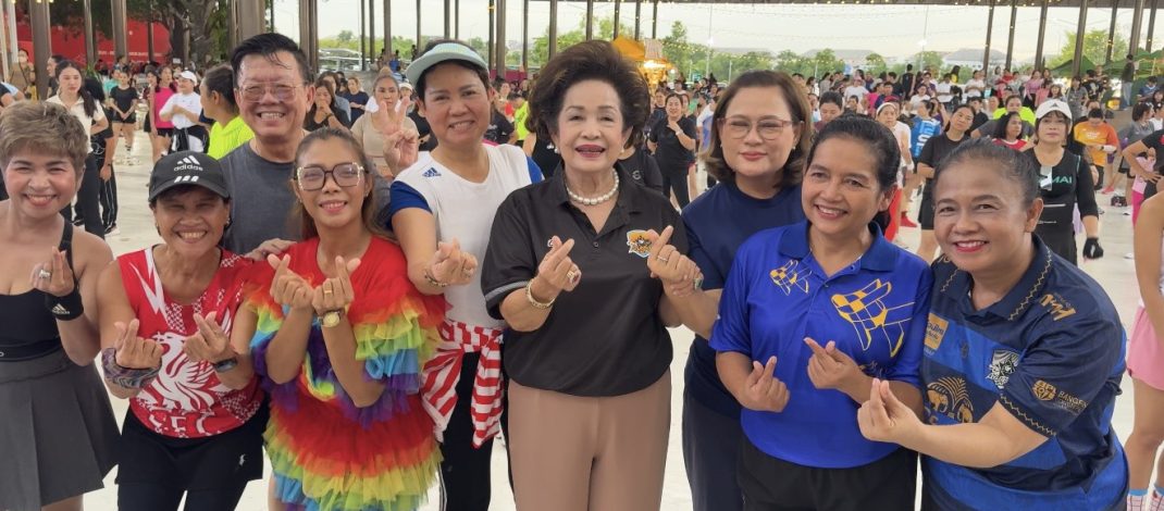 สายแอโรบิคแดนซ์กว่า500คนร่วมใจรักสุขภาพขยับไขมันแดนซ์กันกระจาย