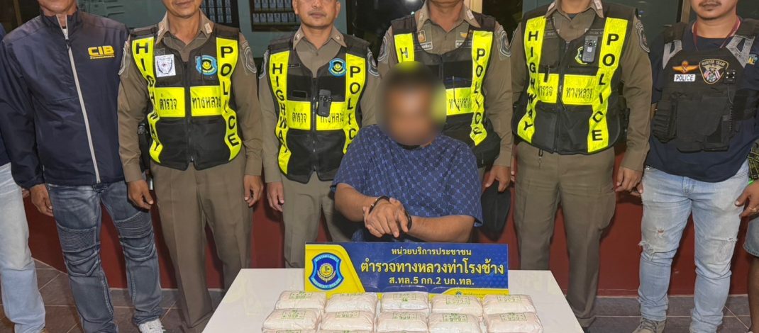 ตำรวจทางหลวงสุราษฎร์ร่วมเจ้าหน้าที่ศป.ปส.ร้อย ตชด.417ไล่ล่าสกัดรถขนยารวบผู้ต้องหาพร้อมของกลางยาบ้า 3 หมื่นเม็ดไอซ์ ครึ่งกิโล รับค่าจ้าง 5 พัน