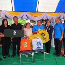 ร้อยเอ็ด เชิญสิ่งของพระราชทานและเงินช่วยเหลือ มูลนิธิราชประชานุเคราะห์ฯ เยียวยาผู้ประสบอัคคีภัย อำเภอหนองพอก