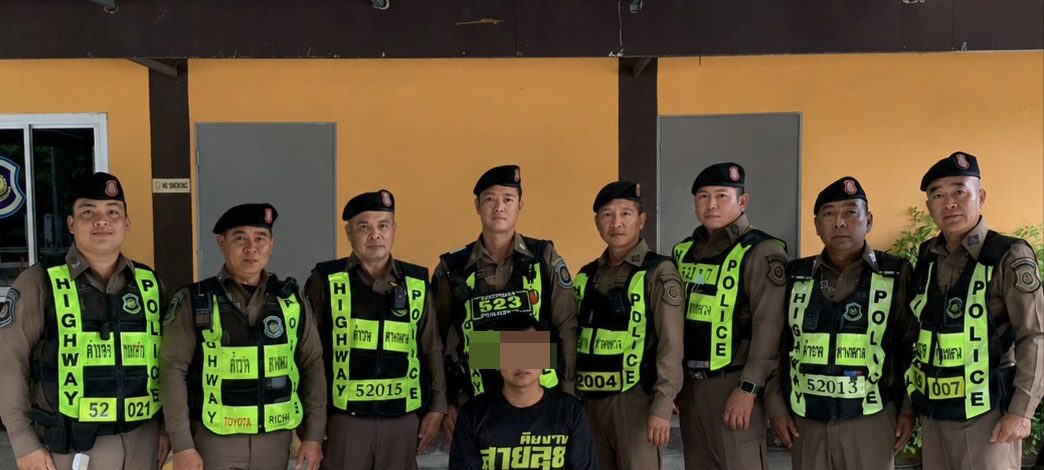 ตำรวจทางหลวงลำปาง รวบชายฉี่ม่วงวัย 42 ปี ขี่ จยย. ซุกยาบ้า ยาไอซ์ พบประวัติคดี ลักทรัพย์ ยาเสพติด