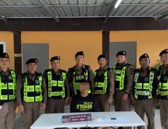 ตำรวจทางหลวงลำปาง รวบชายฉี่ม่วงวัย 42 ปี ขี่ จยย. ซุกยาบ้า ยาไอซ์ พบประวัติคดี ลักทรัพย์ ยาเสพติด