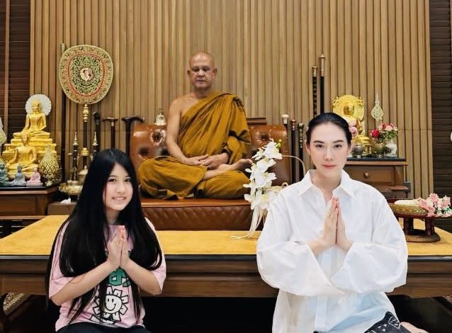 “แม่เมย์” อุ้มบุญใหญ่! ควง “น้องมายู” นุ่งผ้าถุงเข้าวัดถวายเทียนพรรษา หลวงพ่อเฉลิมโชค ฉันทชาโต ณ วัดดำรงธรรมสถิต