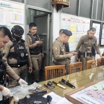 สน.บางเขน นำทีม MPB SWATบก.น.2 จับวัยรุ่นชาย 6 ราย ยึดอาวุธปืน ระเบิด มีดพกเดินป่า ส่งดำเนินคดี