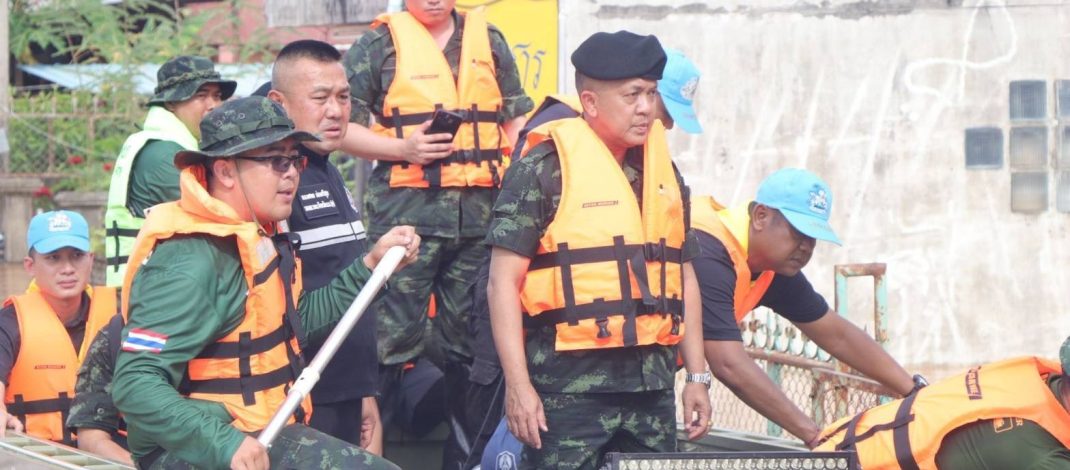 เร่งเข้าช่วยเหลือ! “ผบ.มทบ.38” นำเรือลุย ส่งเสบียงถึงมือชาวบ้าน ย้ำ ช่วยเหลือดูแลประชาชนจนกว่าสถานการณ์กลับเข้าสู่ภาวะปกติ