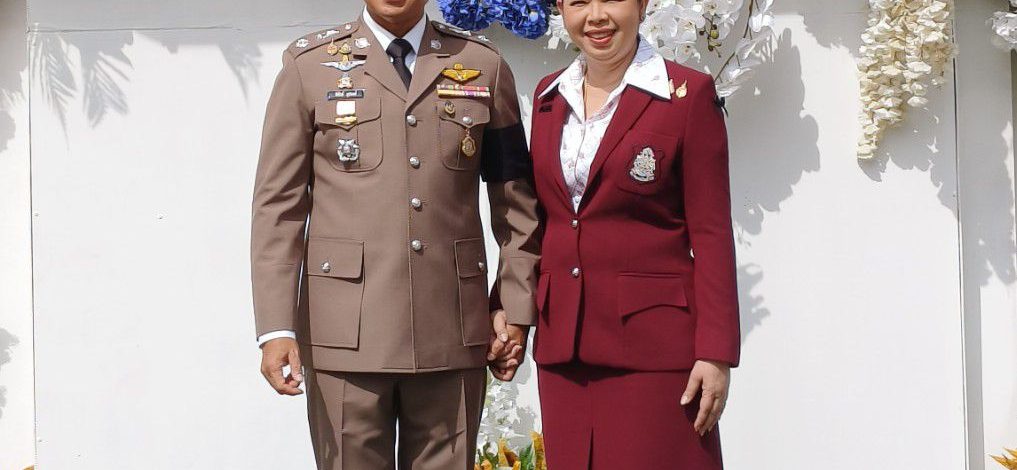“ ผู้การพิทักษ์ อุปพงษ์ ผบก.ภ.จว.นครปฐมและคุณปุญภา อุปพงษ์ประธานแม่บ้านตำรวจร่วมมอบโล่ ในงานเกษียณอายุราชการ“
