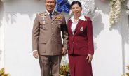 “ ผู้การพิทักษ์ อุปพงษ์ ผบก.ภ.จว.นครปฐมและคุณปุญภา อุปพงษ์ประธานแม่บ้านตำรวจร่วมมอบโล่ ในงานเกษียณอายุราชการ“