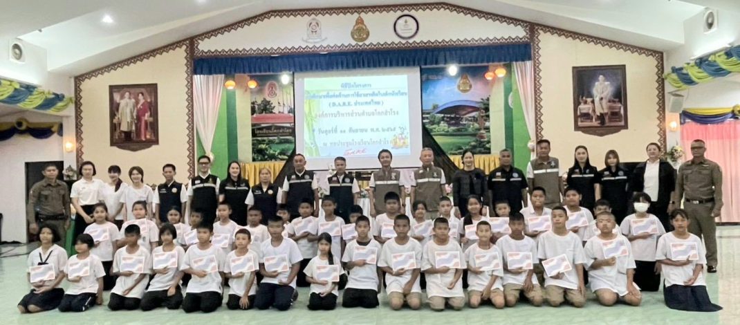 สภ.โคกสำโรง จ.ลพบุรี ทำพิธีปิดโครงการ การศึกษาเพื่อต่อต้านการใช้ยาเสพติดในเด็กนักเรียน นักเรียนชั้นระดับประถมศึกษาปีที่ 5