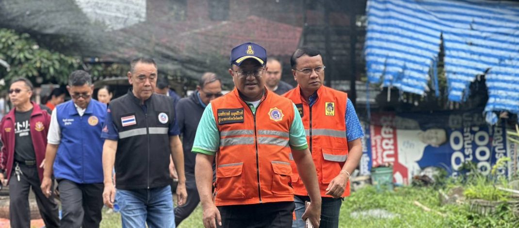 ผู้ว่าฯ ร้อยเอ็ด “ชัชวาลย์” ลงพื้นที่ด่วนติดตามสถานการณ์มวลน้ำและฝนตกต่อเนื่อง