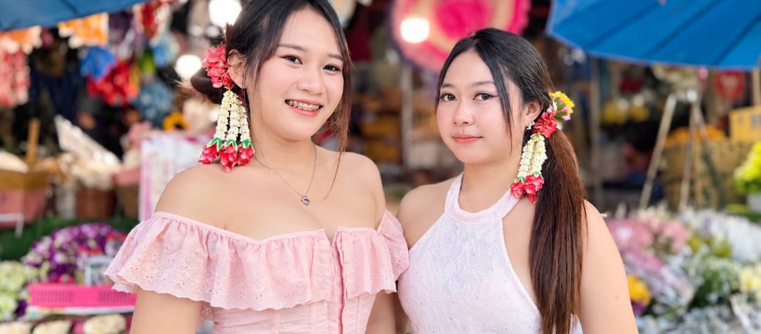 นักศึกษาโคราชตาม เทรนด์ มาลัยรัดเกล้า แฟชั่นไทยสุดชิค แห่ถ่ายรูปแลนด์มาร์กหน้าย่าโม ประตูชุมพล ยอดขายดอกไม้พุ่งกว่า 30%
