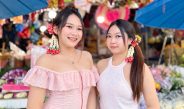 นักศึกษาโคราชตาม เทรนด์ มาลัยรัดเกล้า แฟชั่นไทยสุดชิค แห่ถ่ายรูปแลนด์มาร์กหน้าย่าโม ประตูชุมพล ยอดขายดอกไม้พุ่งกว่า 30%