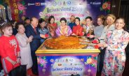 ชมขนมไหว้พระจันทร์ยักษ์ใหญ่ที่สุดในไทย อ.คฑา ชวนจิบน้ำชา ชมจันทร์ เที่ยวไทยรับพลังบวก ณ มูลนิธิเทียนฟ้า