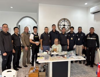 ตำรวจสนธิกำลัง บุกค้นบ้านพักย่านพัทยา รวบหนุ่มมะกันเปิด “แล็ปปรุงยาอี”