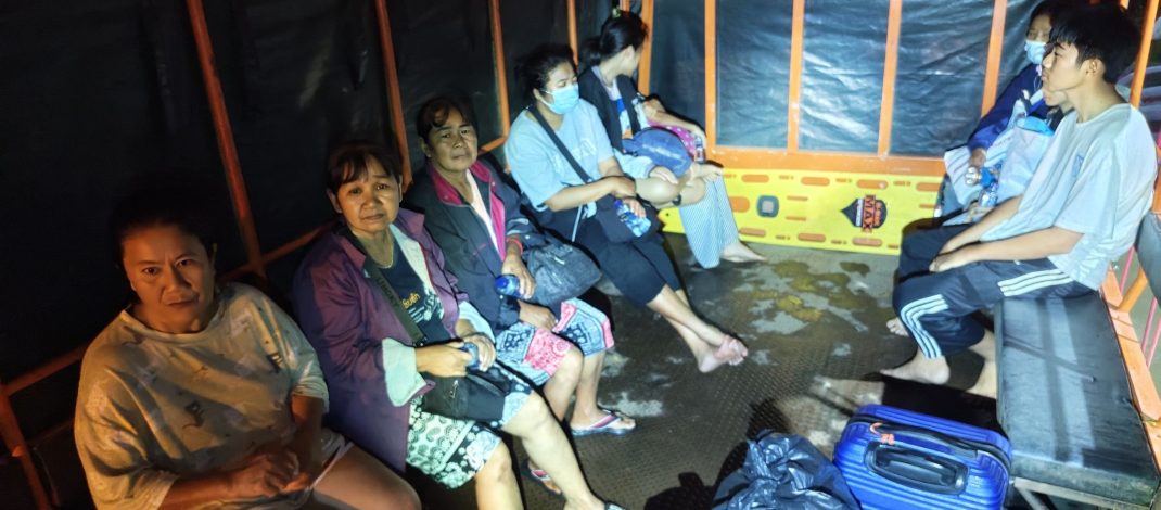 ด่วน! ชุดเคลื่อนที่เร็ว นทพ. ลุยน้ำฉะเชิงเทรา ส่งเรือยางช่วยผู้ป่วยติดเตียง-ชาวบ้านพนมสารคาม