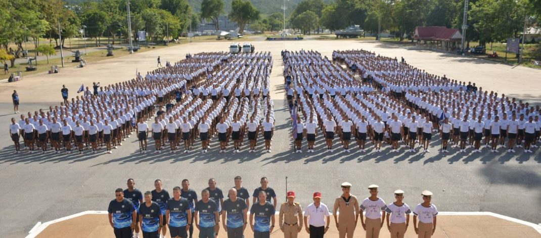 ศูนย์ฝึกทหารใหม่ กองทัพเรือ นำทหารใหม่ 2,000 นาย วิ่งทัศนศึกษา รร.ชุมพลฯ จุดประกายเส้นทาง “นักเรียนจ่าทหารเรือ”