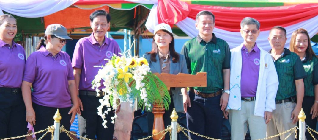โรงเรียนอนุบาลบึงสามพันจัดกีฬาสี นักเรียนร่วมขบวนแห่รอบตลาด เปิดสนามแข่งขันอย่างคึกคัก