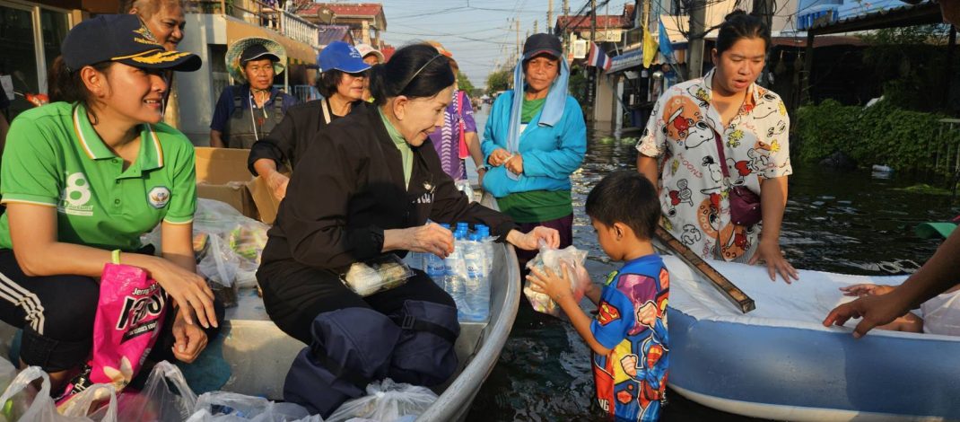“มูลนิธิปวีณาฯ” ผนึกกำลัง “มูลนิธิธรรมนัส” ลงพื้นที่ลุยน้ำท่วมย่านลำลูกกา ปทุมธานี เร่งแจกข้าวกล่องและน้ำดื่มสะอาด