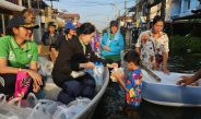 “มูลนิธิปวีณาฯ” ผนึกกำลัง “มูลนิธิธรรมนัส” ลงพื้นที่ลุยน้ำท่วมย่านลำลูกกา ปทุมธานี เร่งแจกข้าวกล่องและน้ำดื่มสะอาด