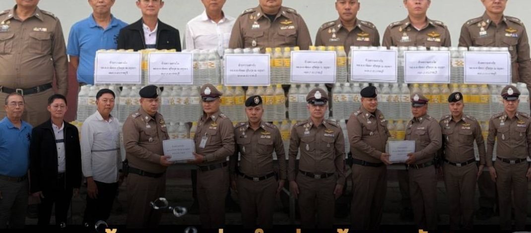 สภ.บ้านโป่งส่งมอบน้ำดื่ม 300 แพ็ค ช่วยเหลือประชาชนประสบอุทกภัย เดินหน้าบรรเทาความเดือดร้อน ก้าวผ่านวิกฤตไปด้วยกัน