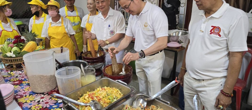 ชาวโคราชหลายร้อย แห่กินเจ ชูเมนูเด็ดตำผลไม้สดรสแซ่บ พร้อมทำบุญบริจาคโลหิต
