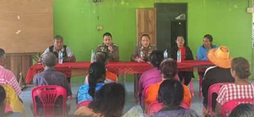 ประชุมหารือเพื่อทำการประชาคมกับพี่น้องประชาชนในหมู่บ้าน ในการขอจัดตั้งโรงเรียนบ้านจันทร์สว่าง หมู่ 5 ต.อุ่มเม้า อ.ธวัชบุรี จ.ร้อยเอ็ด