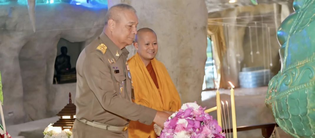 “พล.ร.อ.พงษ์เทพ หนูเทพ” องคมนตรี เยี่ยมชมศูนย์เรียนรู้ “โคก หนอง นา” ม่อนพญานาคราช จ.พะเยา โดยมี “พระครูไทย”