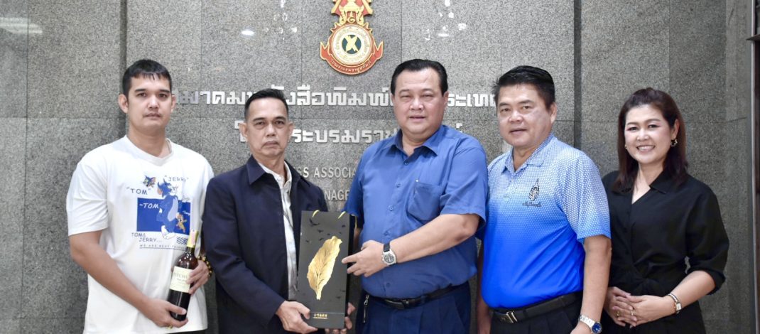 “วิศิษฐ์ เอี่ยมวิโรจน์ฤทธิ์” นักธุรกิจโรงแรมดังภูเก็ต พร้อมที่ปรึกษากฎหมายระหว่างประเทศ เยี่ยมชมอาคาร สนท. กราบขอพรพระสยามเทวาธิราช ให้กำลังใจ “อนันต์” พร้อมสนับสนุนบูรณะอาคารสมาคม