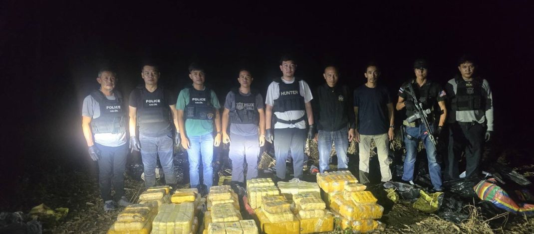 “บิ๊กเอ็ม”สั่งลุย บก.ปส.3 ยึดยาบ้าล็อตใหญ่ 2,170,000 เม็ด ซุกกระสอบดำทิ้งริมทางแม่สรวย จ.เชียงราย