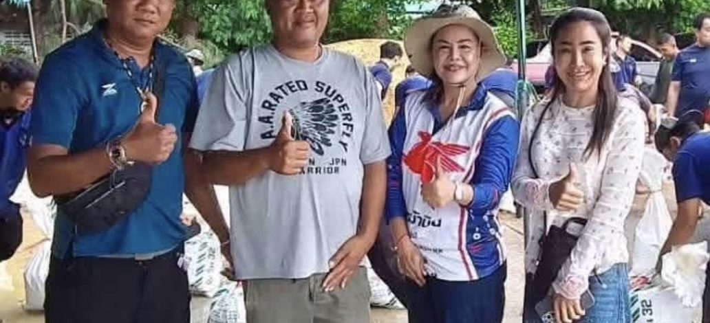 “ ป้อม – เจ เทพบุตร – นางฟ้า นักธุรกิจผู้ใจบุญ ผู้อยู่เบื้องหลัง ขนรถสิบล้อ ขนทราย ออกช่วยเหลือชาวบ้านโป่ง ให้พ้นวิกฤติน้ำท่วม ”